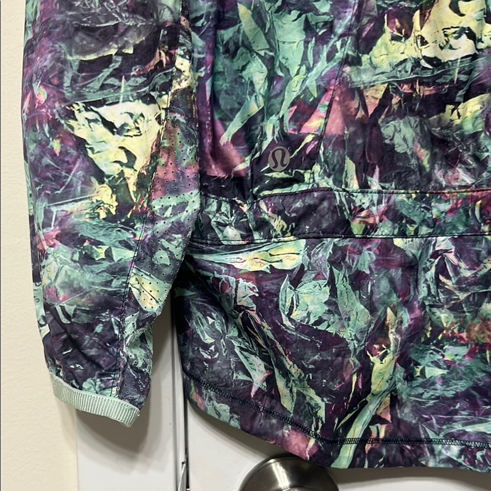 Lululemon Packable Wind Breaker - Picture 4 of 7